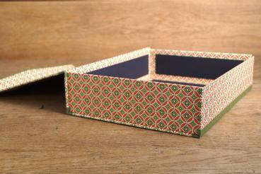 Handgefertigte Schachtel mit aufgeklapptem Deckel, Innenverkleidung schwarz